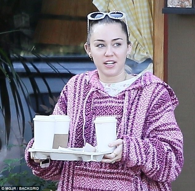 miley cyrus va liam hemsworth cung deo nhan di hen ho giua tin don da bi mat to chuc dam cuoi