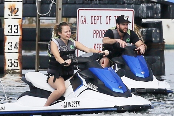miley cyrus va liam hemsworth cung deo nhan di hen ho giua tin don da bi mat to chuc dam cuoi