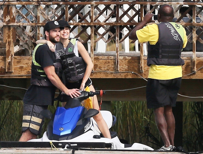 miley cyrus va liam hemsworth cung deo nhan di hen ho giua tin don da bi mat to chuc dam cuoi