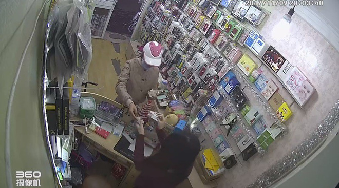 clip doi nam nu dan canh lua tien nhan vien ban hang o ha noi