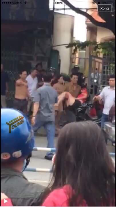 dap nham chan ga o to lao thang vao cua hang cat toc gay nao loan