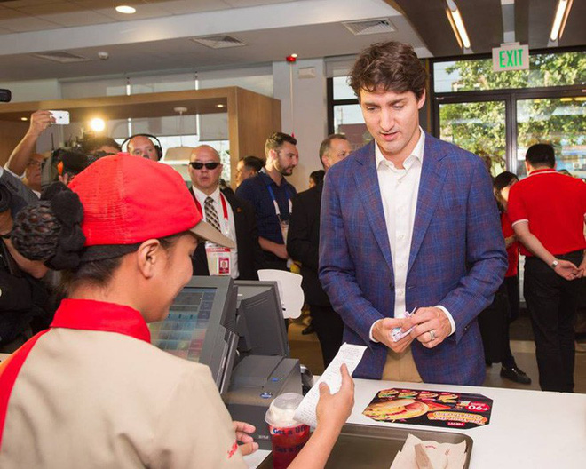 thu tuong dien trai justin trudeau di mua ga ran nuoc dau tay va vui ve selfie voi nguoi ham mo tai philippines