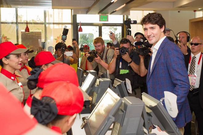thu tuong dien trai justin trudeau di mua ga ran nuoc dau tay va vui ve selfie voi nguoi ham mo tai philippines
