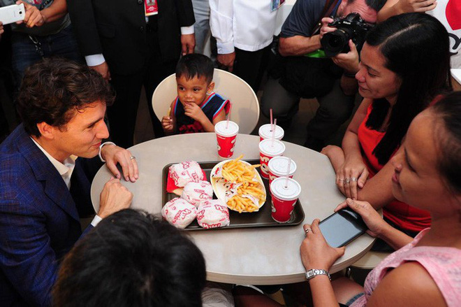 thu tuong dien trai justin trudeau di mua ga ran nuoc dau tay va vui ve selfie voi nguoi ham mo tai philippines