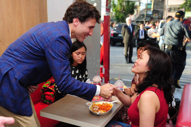 thu tuong dien trai justin trudeau di mua ga ran nuoc dau tay va vui ve selfie voi nguoi ham mo tai philippines