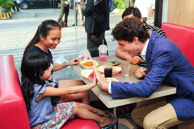 thu tuong dien trai justin trudeau di mua ga ran nuoc dau tay va vui ve selfie voi nguoi ham mo tai philippines