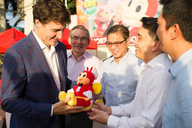 thu tuong dien trai justin trudeau di mua ga ran nuoc dau tay va vui ve selfie voi nguoi ham mo tai philippines