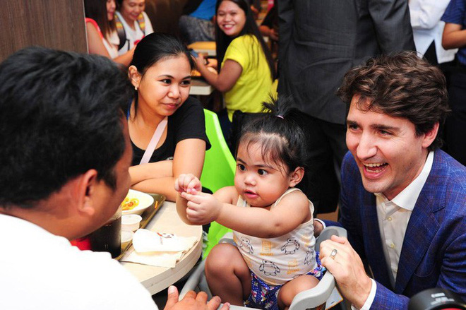 thu tuong dien trai justin trudeau di mua ga ran nuoc dau tay va vui ve selfie voi nguoi ham mo tai philippines