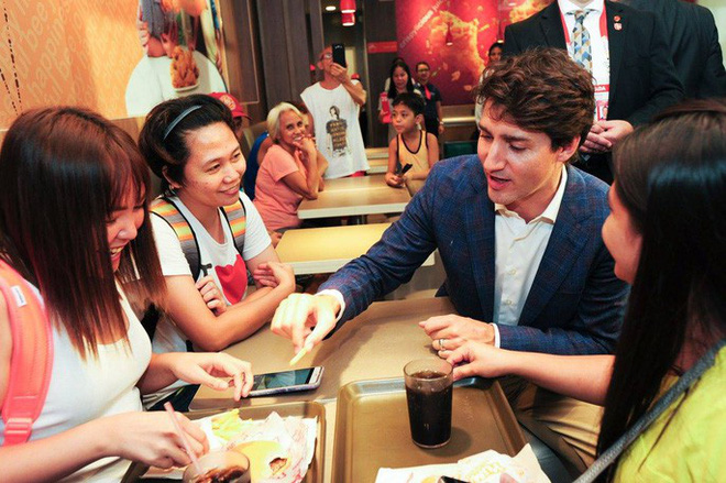 thu tuong dien trai justin trudeau di mua ga ran nuoc dau tay va vui ve selfie voi nguoi ham mo tai philippines