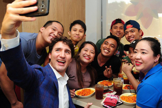 thu tuong dien trai justin trudeau di mua ga ran nuoc dau tay va vui ve selfie voi nguoi ham mo tai philippines