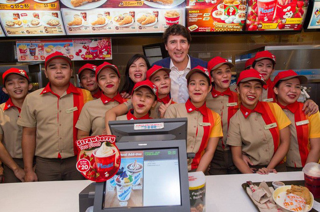 thu tuong dien trai justin trudeau di mua ga ran nuoc dau tay va vui ve selfie voi nguoi ham mo tai philippines