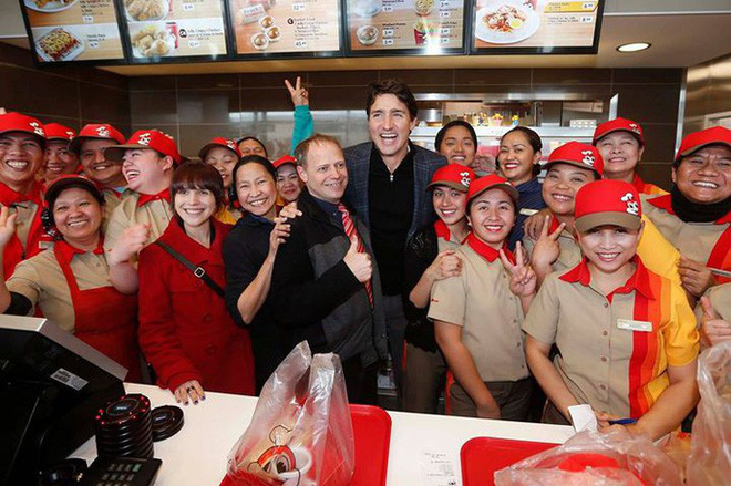 thu tuong dien trai justin trudeau di mua ga ran nuoc dau tay va vui ve selfie voi nguoi ham mo tai philippines