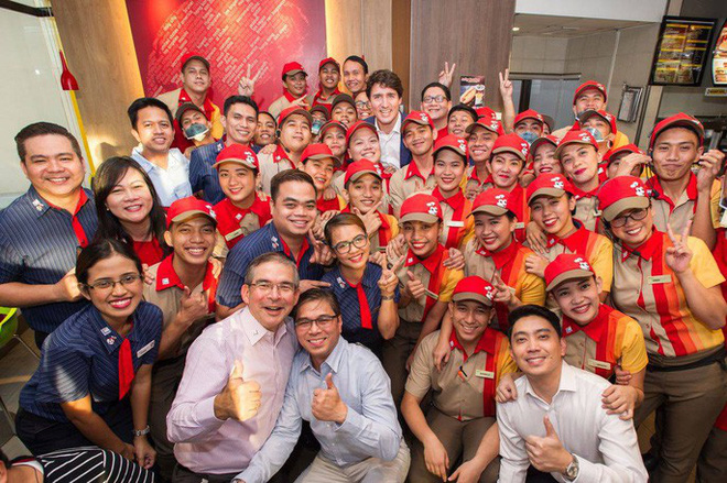 thu tuong dien trai justin trudeau di mua ga ran nuoc dau tay va vui ve selfie voi nguoi ham mo tai philippines