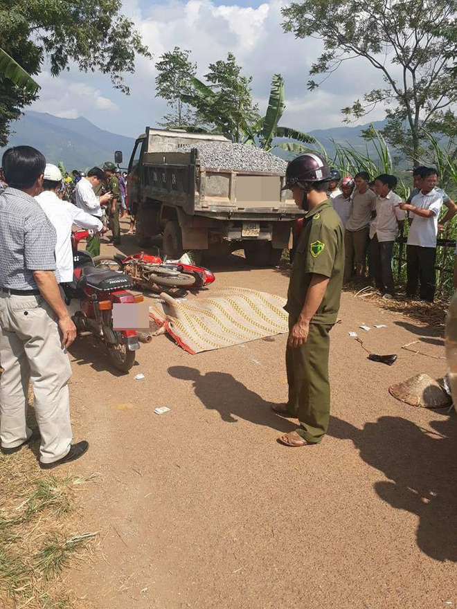hoa binh dam trung nguoi phu nu di bo ganh co sau do nga vang xuong duong co gai bi xe tai can tu vong