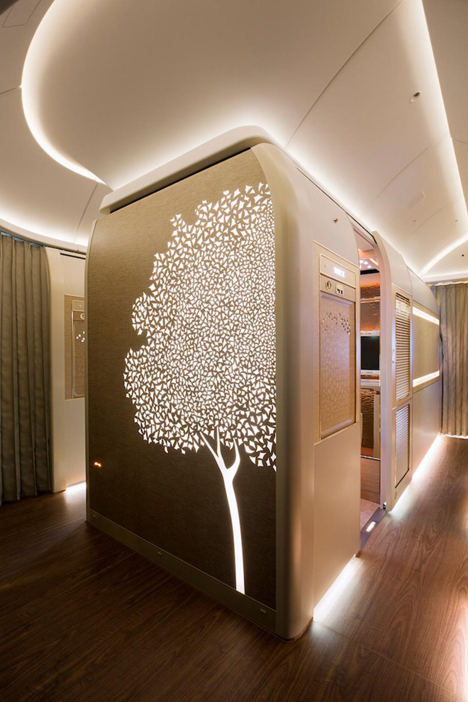 emirates ra mat khoang hang nhat moi sieu sang tren boeing 777 300er lay cam hung mercedes benz s class tich hop ghe khong trong luc va cua so ao