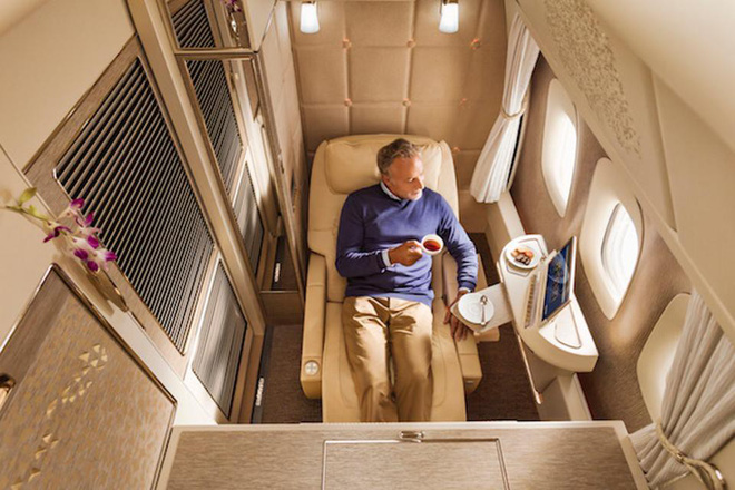 emirates ra mat khoang hang nhat moi sieu sang tren boeing 777 300er lay cam hung mercedes benz s class tich hop ghe khong trong luc va cua so ao