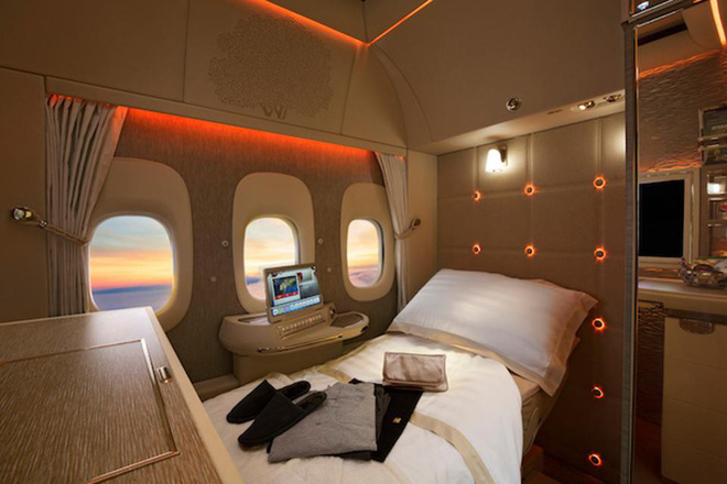 emirates ra mat khoang hang nhat moi sieu sang tren boeing 777 300er lay cam hung mercedes benz s class tich hop ghe khong trong luc va cua so ao