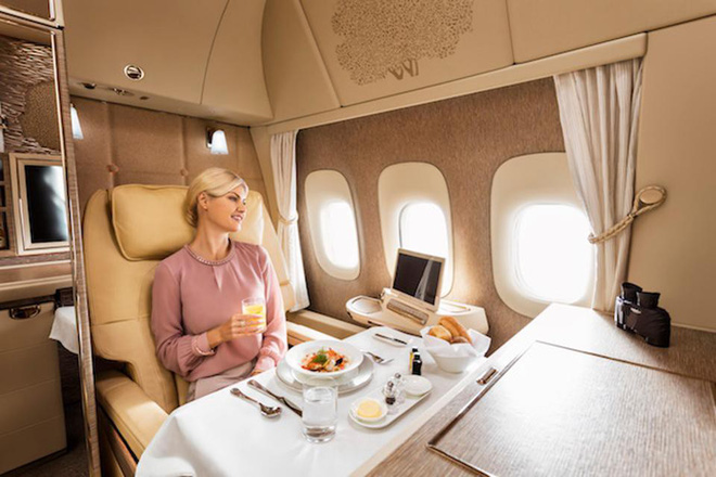 emirates ra mat khoang hang nhat moi sieu sang tren boeing 777 300er lay cam hung mercedes benz s class tich hop ghe khong trong luc va cua so ao