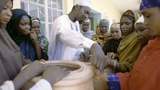 chiec tu lanh dac biet cua giao vien nguoi nigeria khong can cam dien van giu thuc an tuoi ngon den 27 ngay