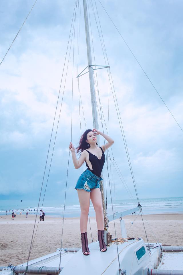 phong cach sexy cua co gai dep nhat phim viet mac ao yem dang gay tranh cai