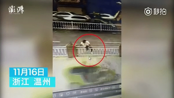 nga lon co luc co vuot rao chan duong co gai tre xau ho muon don tho vi bi ket dau giua 2 song sat
