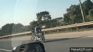 clip thanh nien chay xe 80kmh theo phong cach cua loai cua tren duong quoc lo