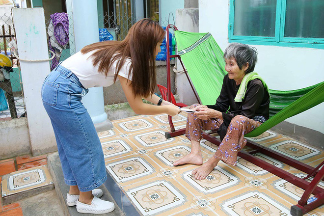 trang tran ngoc thanh tam ban do hieu lay tien ho tro dan ngheo sau bao damrey