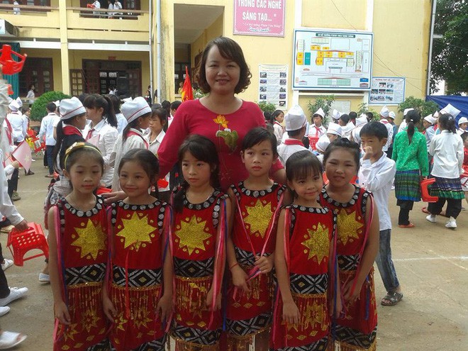 loi nhan va mon qua cua cau be nguoi hmong khien co giao bat ngo xuc dong