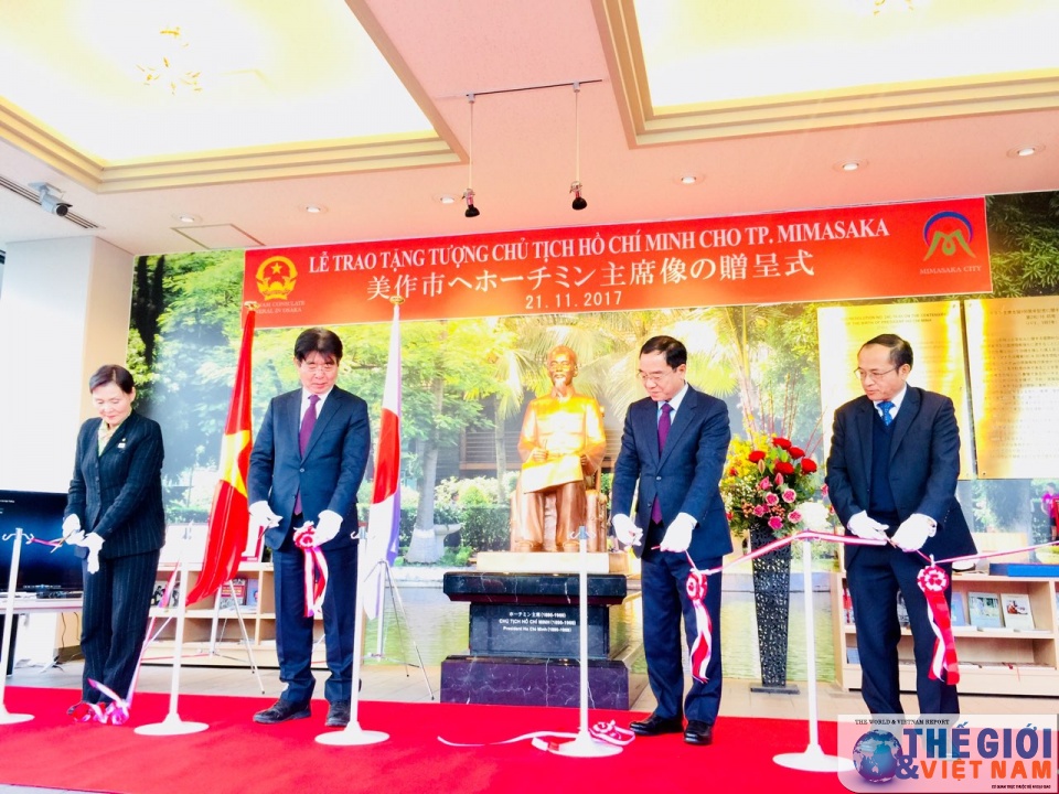 viet nam trao tang tuong chu tich ho chi minh cho chinh quyen mimasaka nhat ban