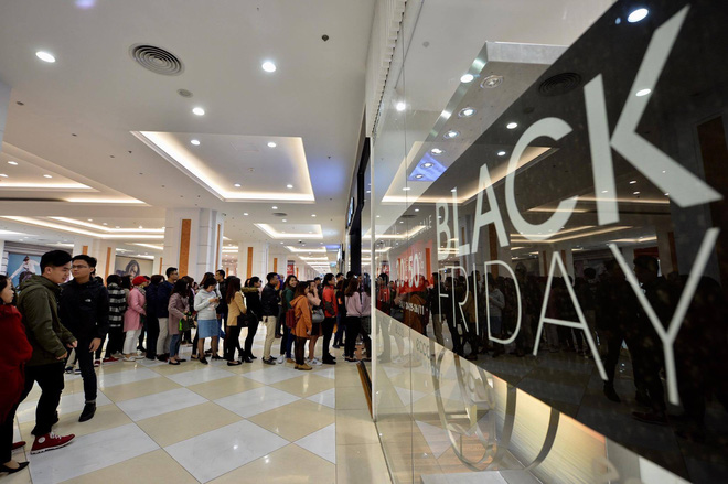 bien nguoi ha noi sai gon do ve trung tam thuong mai khu pho thoi trang de san do black friday