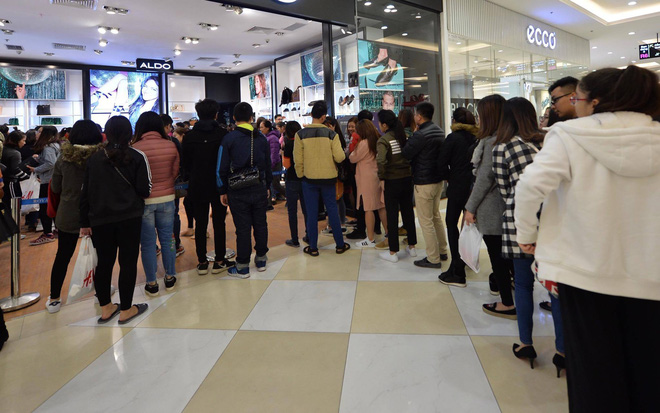 bien nguoi ha noi sai gon do ve trung tam thuong mai khu pho thoi trang de san do black friday