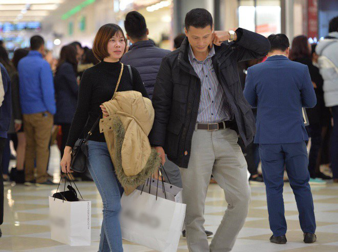 bien nguoi ha noi sai gon do ve trung tam thuong mai khu pho thoi trang de san do black friday