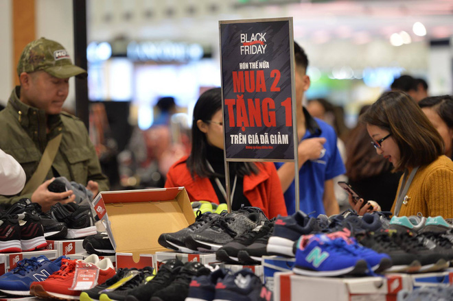 bien nguoi ha noi sai gon do ve trung tam thuong mai khu pho thoi trang de san do black friday