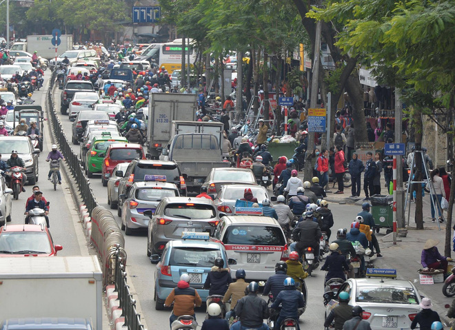 bien nguoi ha noi sai gon do ve trung tam thuong mai khu pho thoi trang de san do black friday