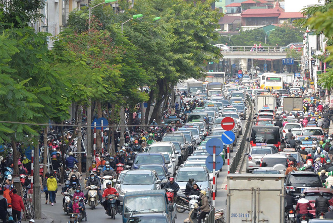 bien nguoi ha noi sai gon do ve trung tam thuong mai khu pho thoi trang de san do black friday
