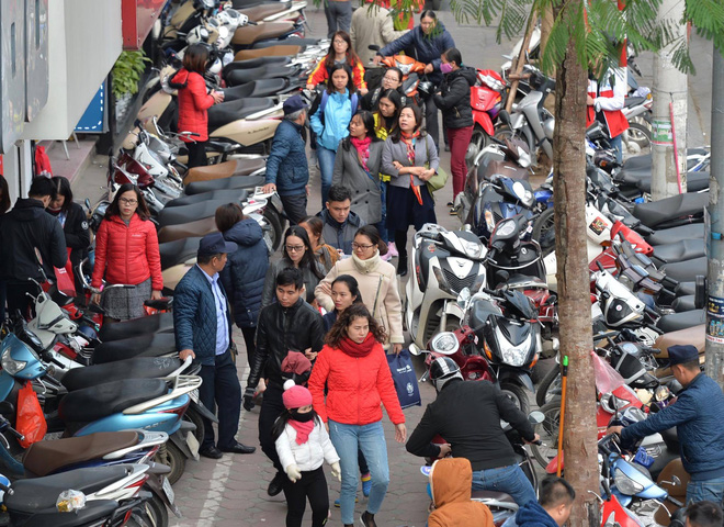 bien nguoi ha noi sai gon do ve trung tam thuong mai khu pho thoi trang de san do black friday