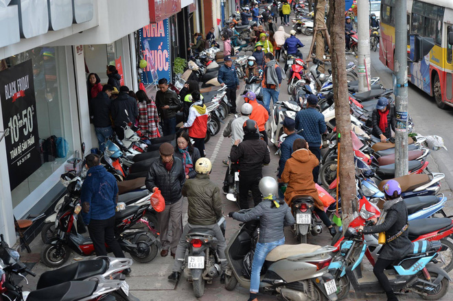 bien nguoi ha noi sai gon do ve trung tam thuong mai khu pho thoi trang de san do black friday