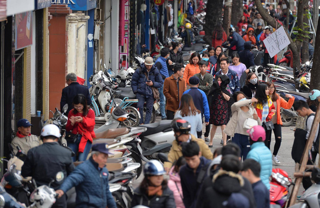 bien nguoi ha noi sai gon do ve trung tam thuong mai khu pho thoi trang de san do black friday