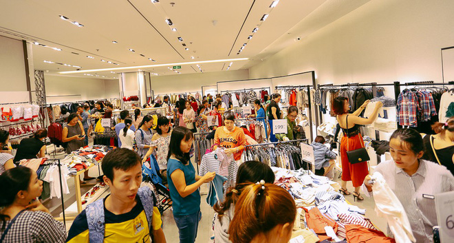 bien nguoi ha noi sai gon do ve trung tam thuong mai khu pho thoi trang de san do black friday