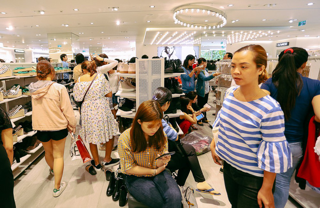 bien nguoi ha noi sai gon do ve trung tam thuong mai khu pho thoi trang de san do black friday
