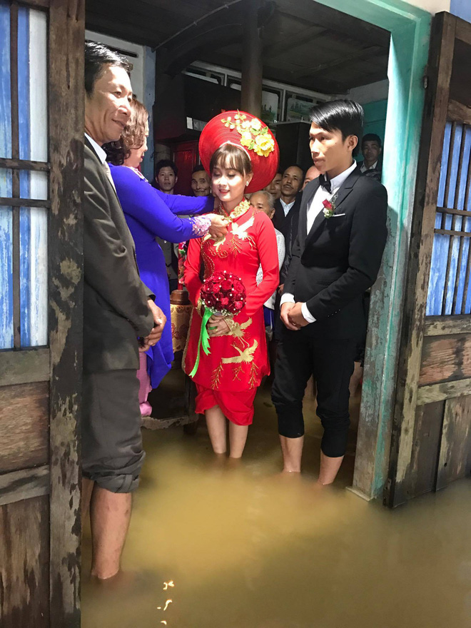 dam cuoi ngay mua lu co dau mac ao dai voi quan dui hong theo chang ve dinh