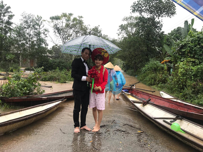 dam cuoi ngay mua lu co dau mac ao dai voi quan dui hong theo chang ve dinh