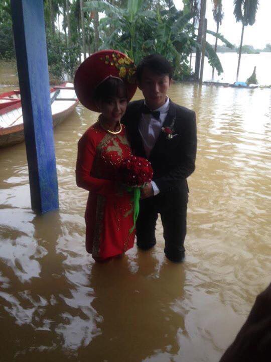 dam cuoi ngay mua lu co dau mac ao dai voi quan dui hong theo chang ve dinh