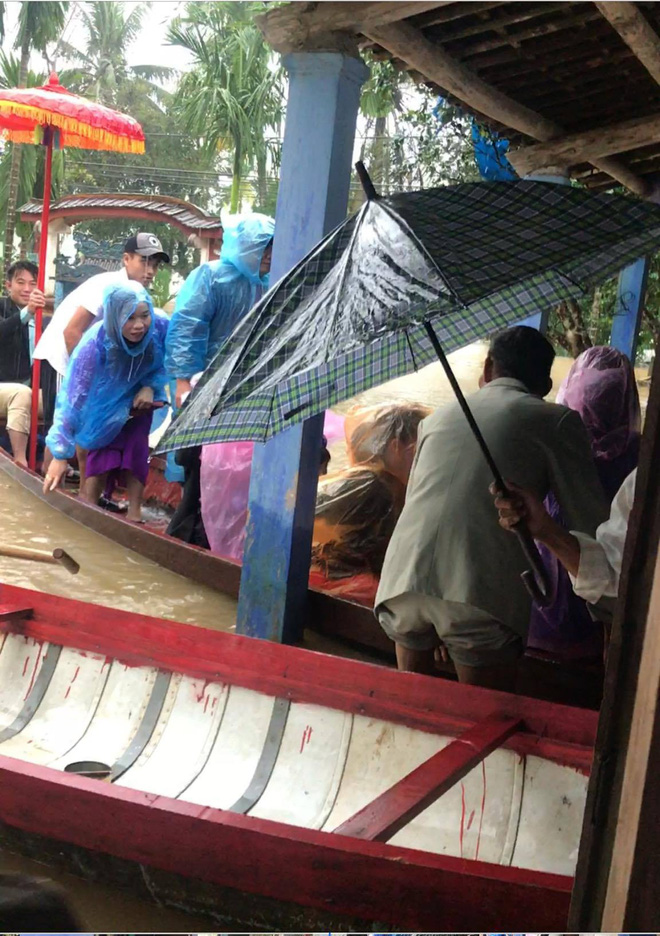dam cuoi ngay mua lu co dau mac ao dai voi quan dui hong theo chang ve dinh