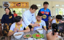 video cong phuong bi vao bong tho bao dong doi gian du lao toi dan mat doi thu