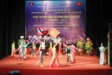 24 sinh vien lao lan dau tien ve song voi cac gia dinh viet tai tpho chi minh