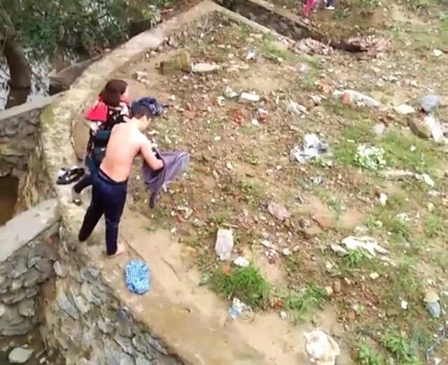 ha tinh nguoi dan ong lao xuong dong nuoc lanh cuu mot phu nu nhay cau tu tu