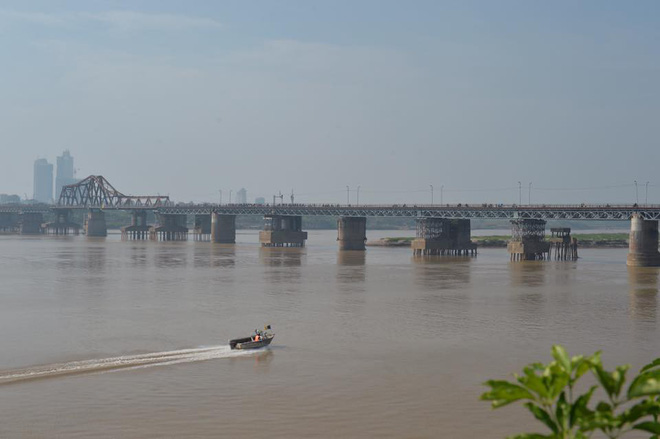 ha noi truc vot thanh cong qua bom dai 2m o chan cau long bien