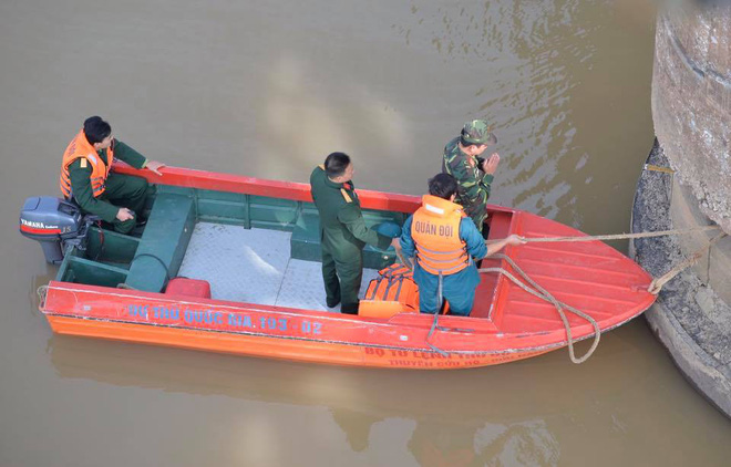 ha noi truc vot thanh cong qua bom dai 2m o chan cau long bien