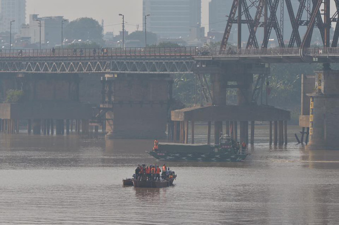 ha noi truc vot thanh cong qua bom dai 2m o chan cau long bien